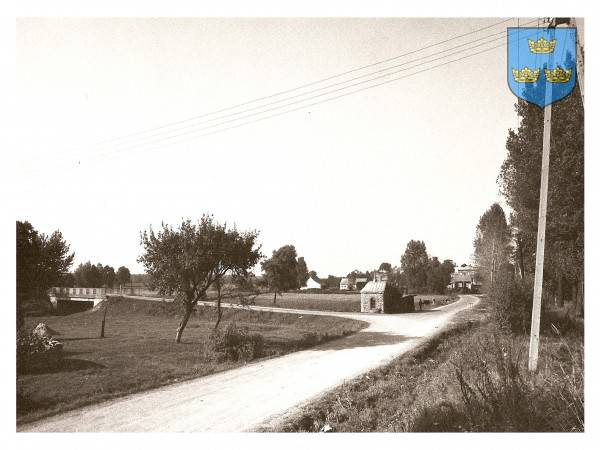 : Środkowa część wsi. Ujęcie od strony południowej. Z lewej strony przy kapliczce skrzyżowanie z drogą do Dobrakowa.
